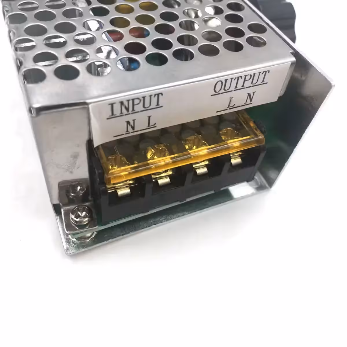 Obrázok s bočnými pripojeniami pre vstup a výstup striedavého prúdu