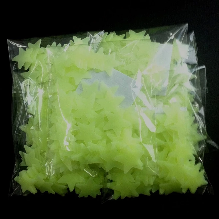 Dekorácia detskej izby s fosforeskujúcimi hviezdičkami