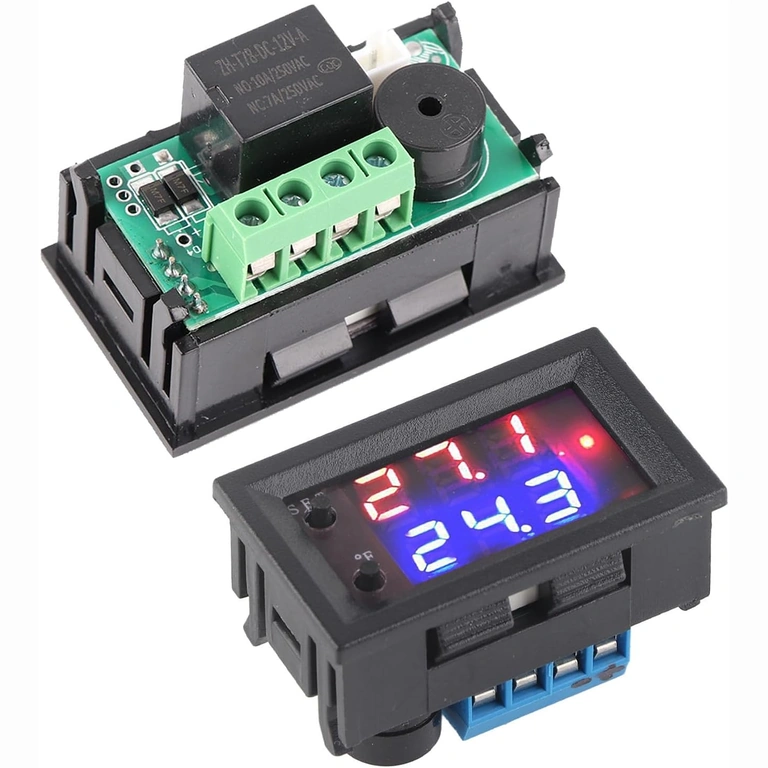 Predná a zadná strana digitálneho termostatu s displejom a svorkami