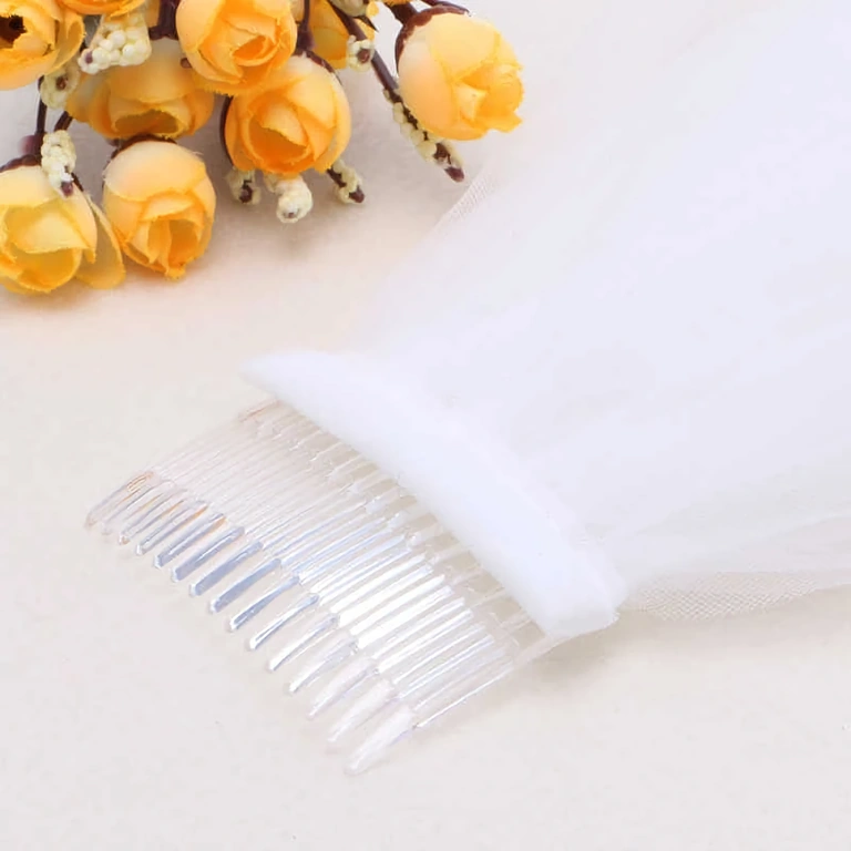 Dlhý závoj typu katedrála, nevesta Pôsobivý dlhý závoj s hrebeňom – kráľovský svadobný štýl