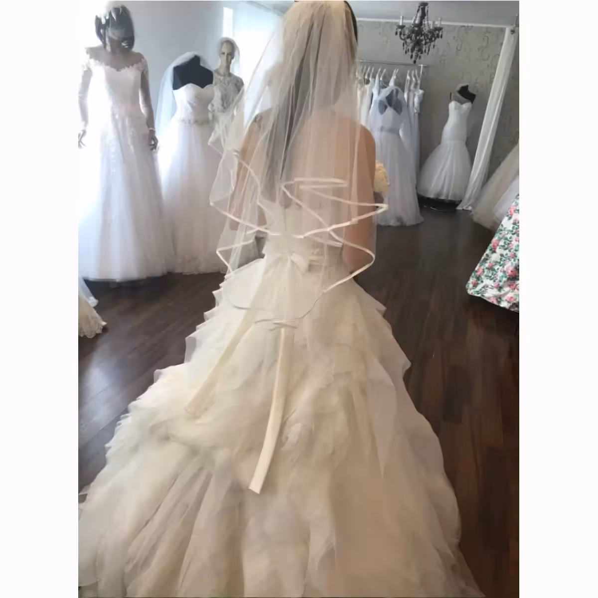 Biely svadobný závoj z tylu, dostupný a pohodlný na nosenie