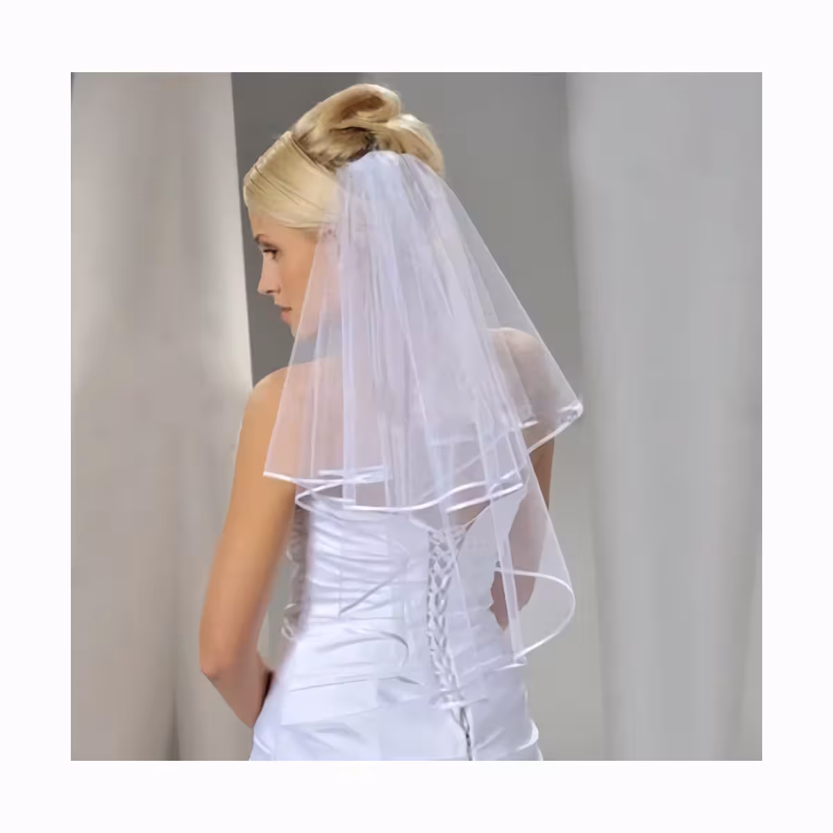 Klasický svadobný doplnok, bez aplikácií, vhodný ku každému štýlu šiat