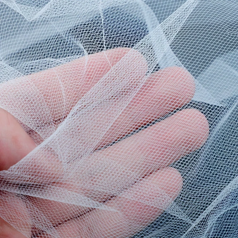 Doplnok do vlasov pre nevestu so závojom Biely závoj prichytený hrebeňom, vhodný pre voľné účesy alebo drdoly