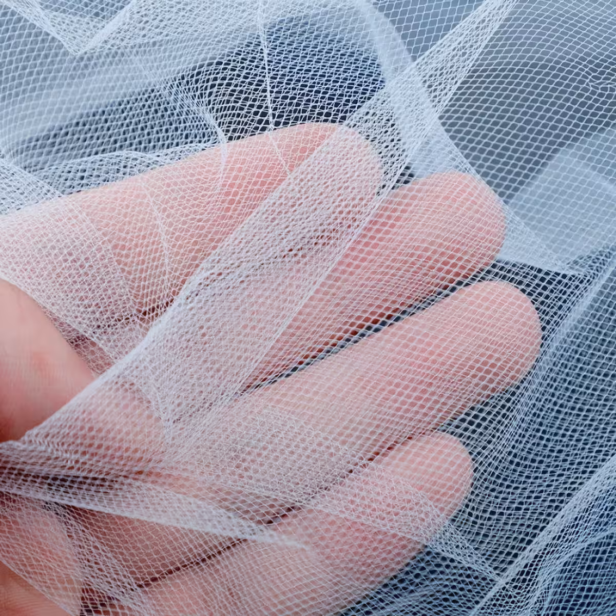 Biely závoj prichytený hrebeňom, vhodný pre voľné účesy alebo drdoly