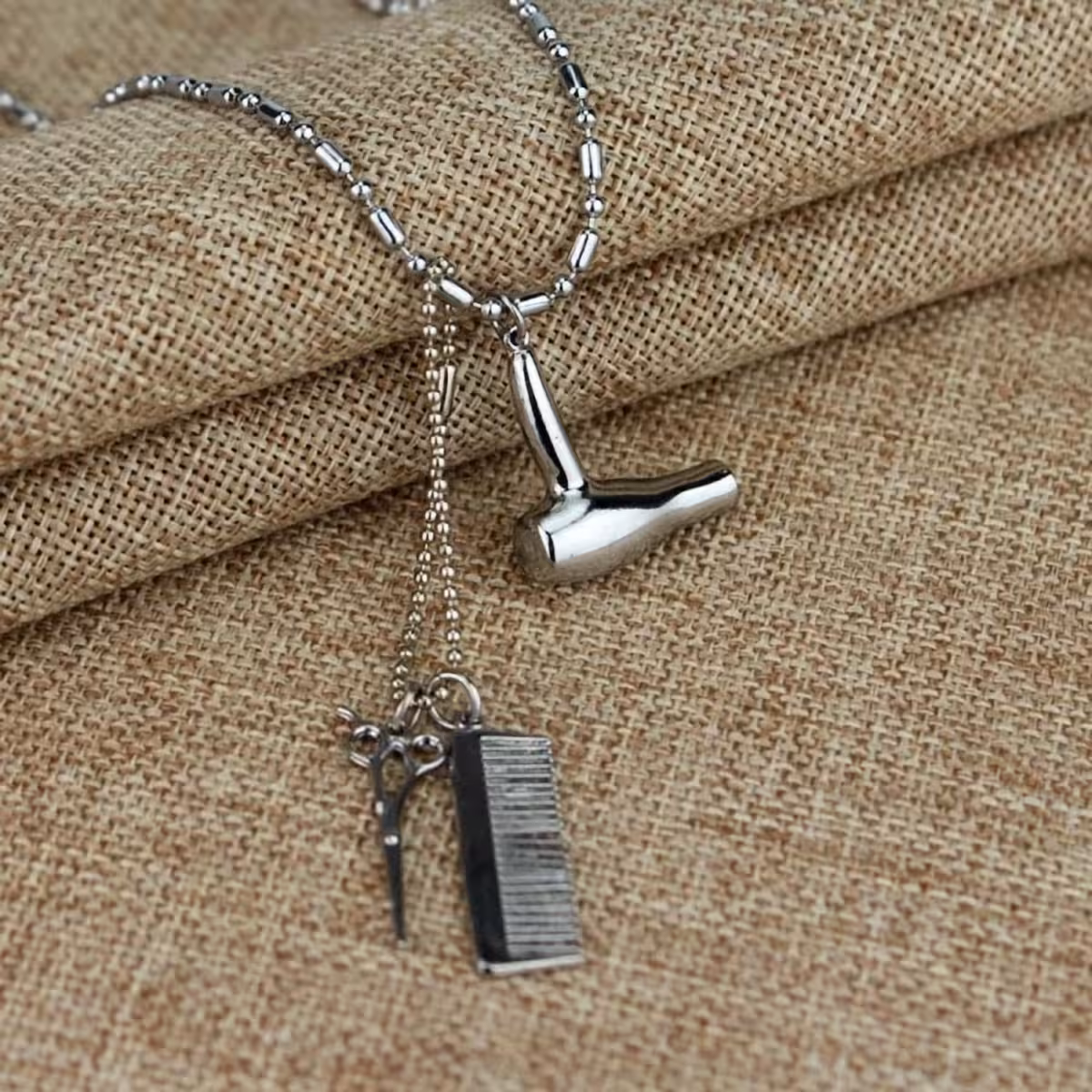 Charms pre holičstvo na kovovom retiazku – nožnice, hrebeň, fén