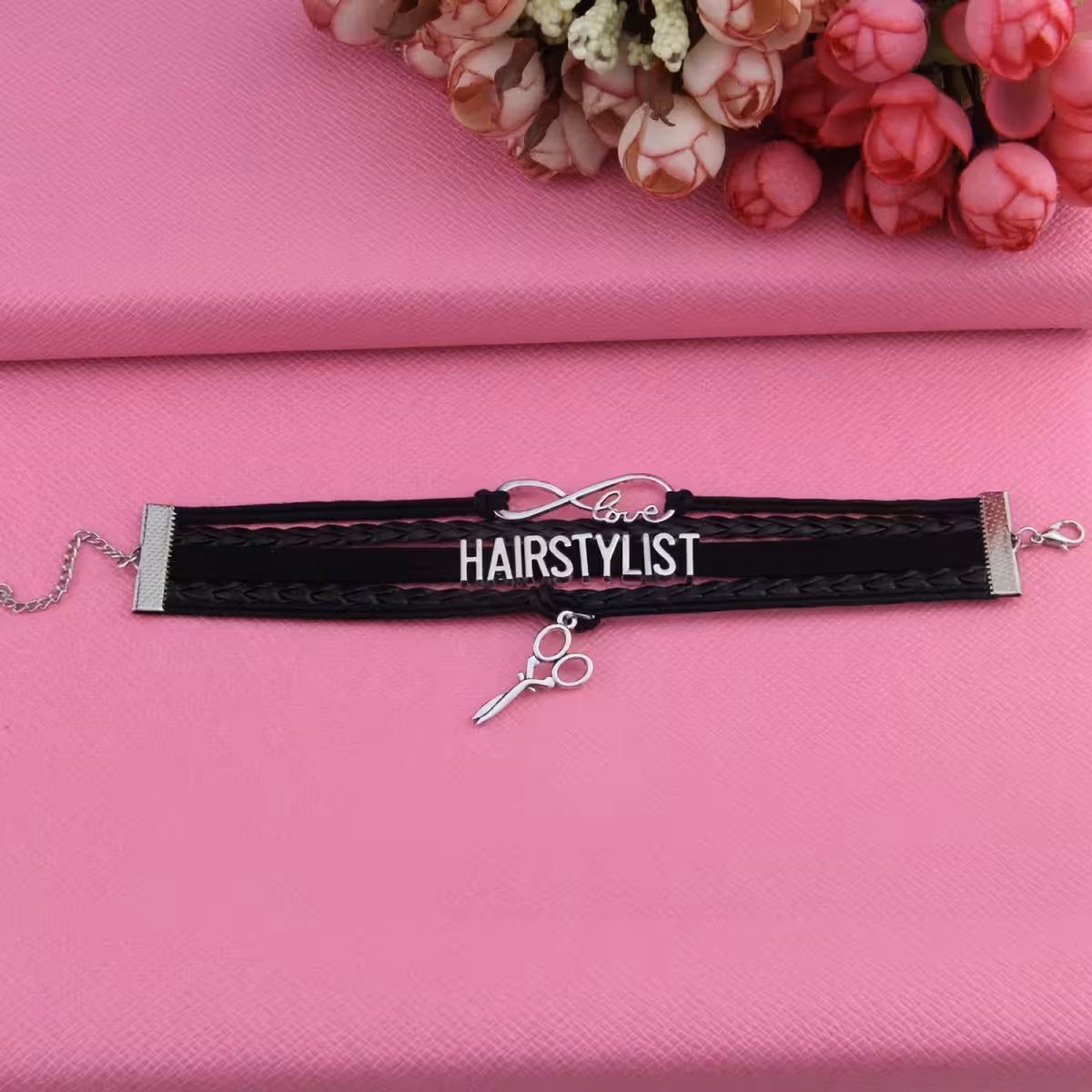 Kožený náramok pre urban alebo profesionálny barbershop outfit