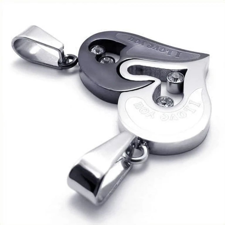 Strieborné a čierne prívesky srdce pre páry Srdcové prívesky v striebornej a čiernej farbe pre páry