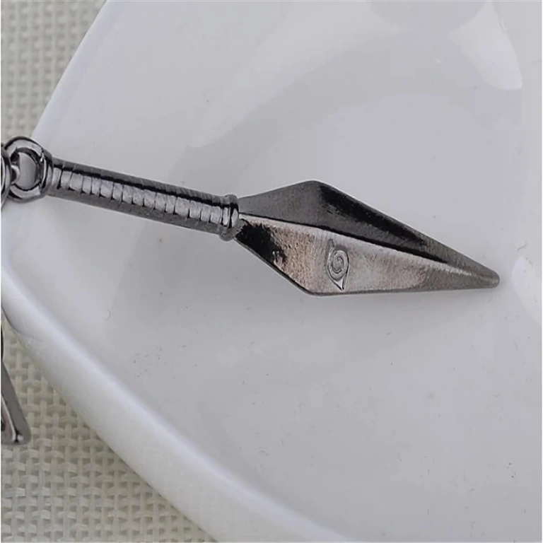 Kovový prívesok Kunai na retiazke Kovový prívesok Kunai s koženým retiazkou