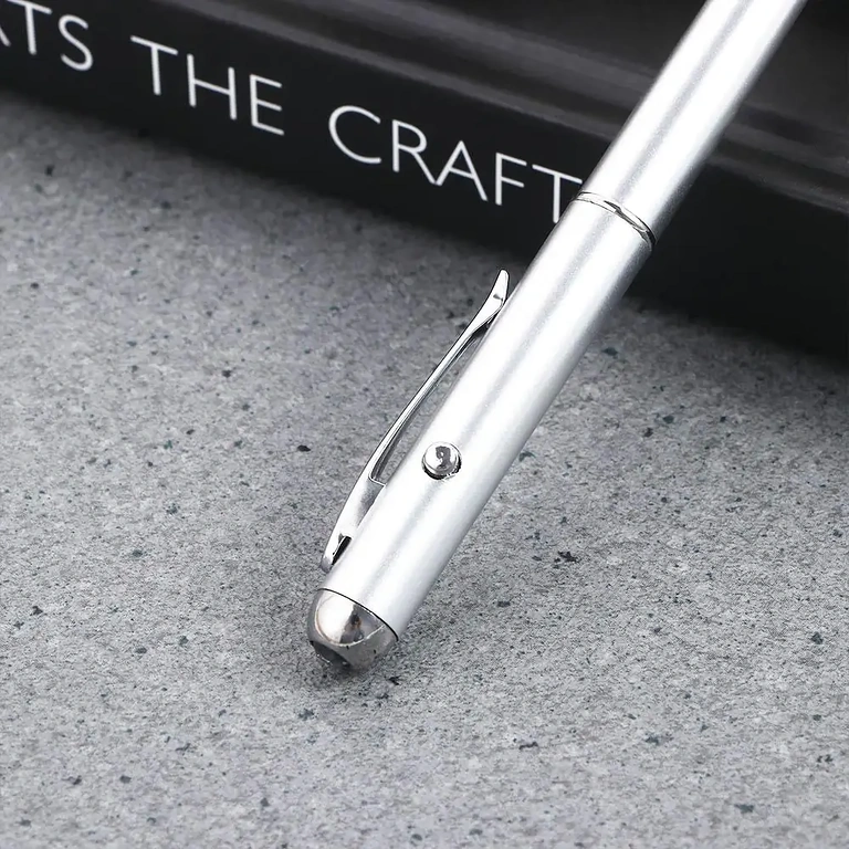 Strieborné pero so zabudovaným svetlom pre správy viditeľné v tme