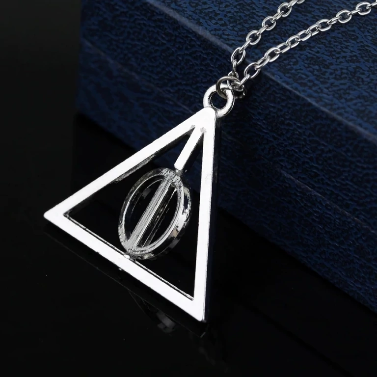 Strieborný medailón so symbolom Deathly Hallows