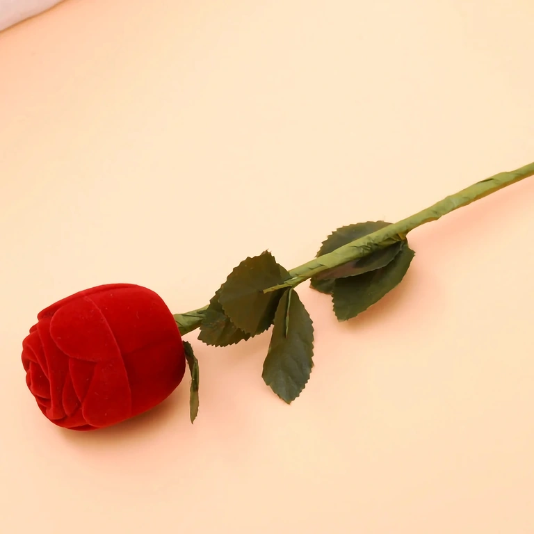 Červená zamatová krabička v tvare ruže na šperky – náušnice alebo prsteň