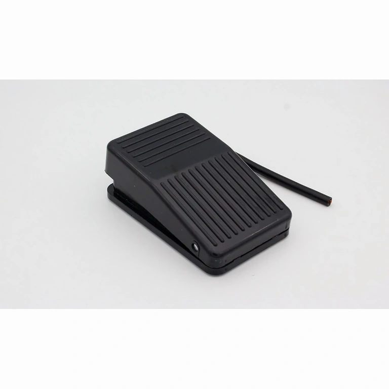 Elektrický spínač s jedným kontaktom NO+NC pre prístroje