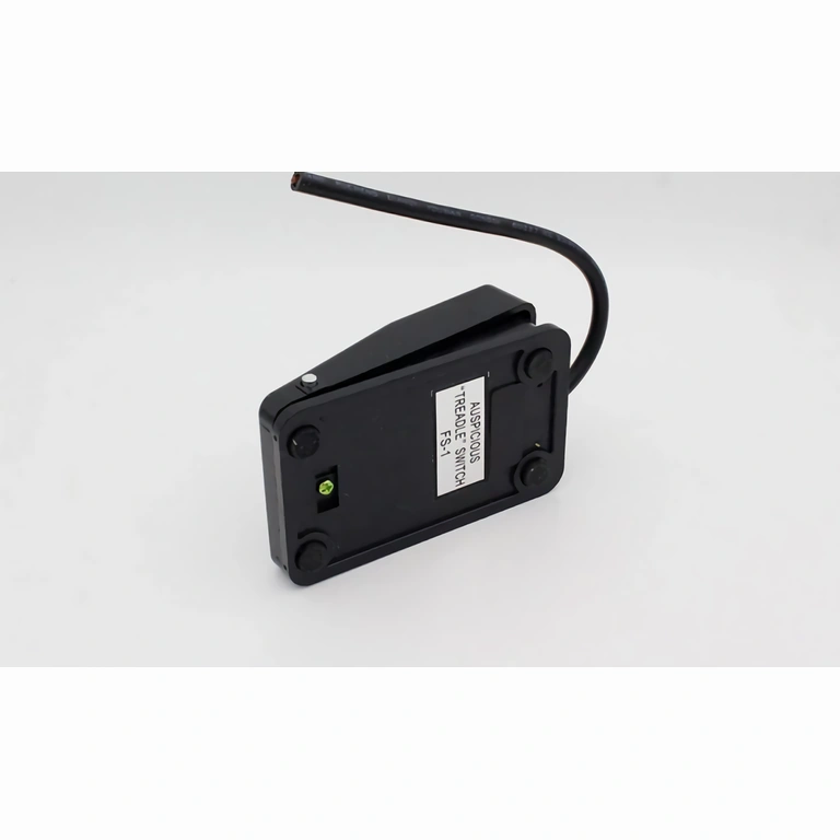 Elektrický spínač s nožným tlačidlom na kábli