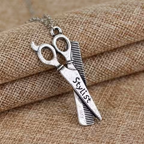 Retiazka Medailón Kaderník / Barber Stylista – Módny Doplnok s Nožnicami a Hrebeňom pre Coiffure