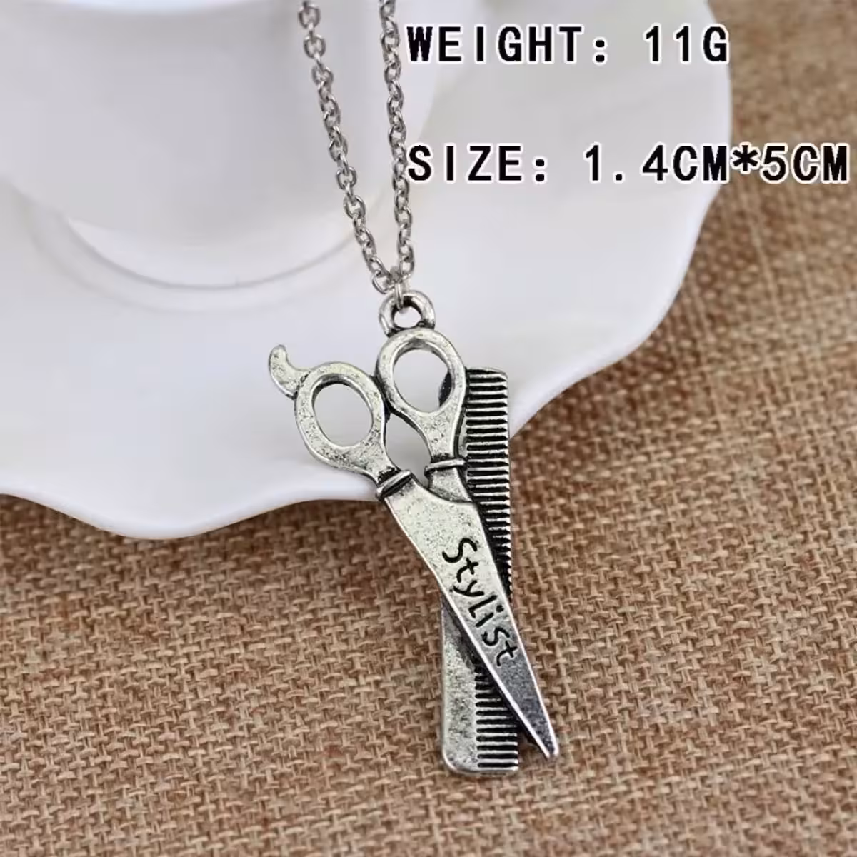 Prívesok v tvare profesionálnych nástrojov pre hairstylistov