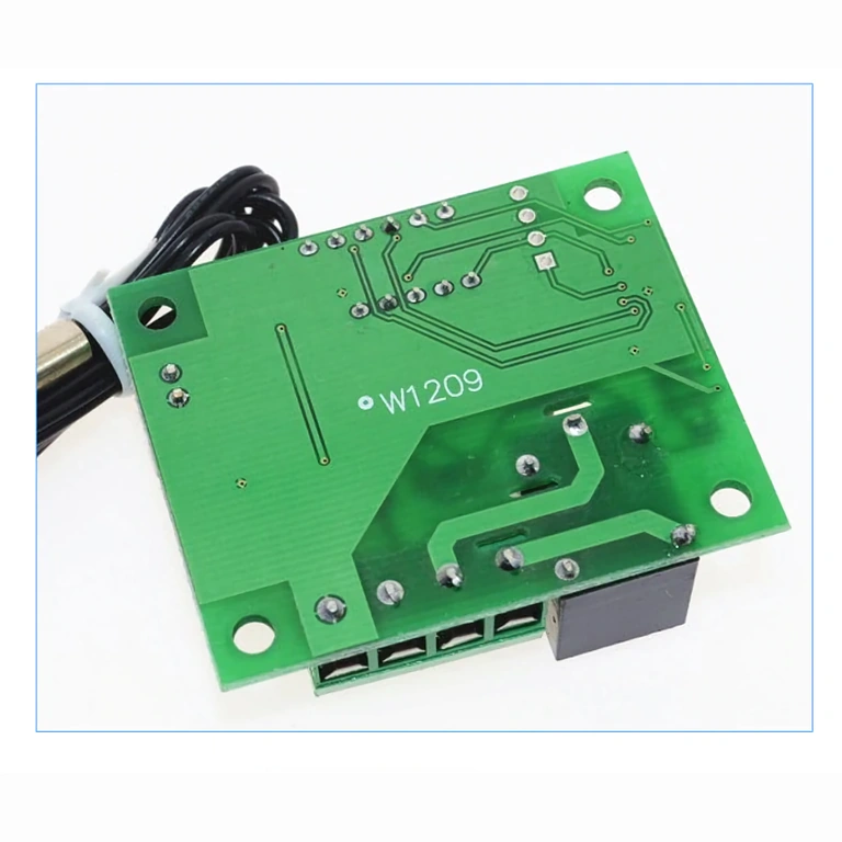 Pohľad zozadu – relé a piny W1209 Obrázok zadnej strany dosky termostatu s konektormi