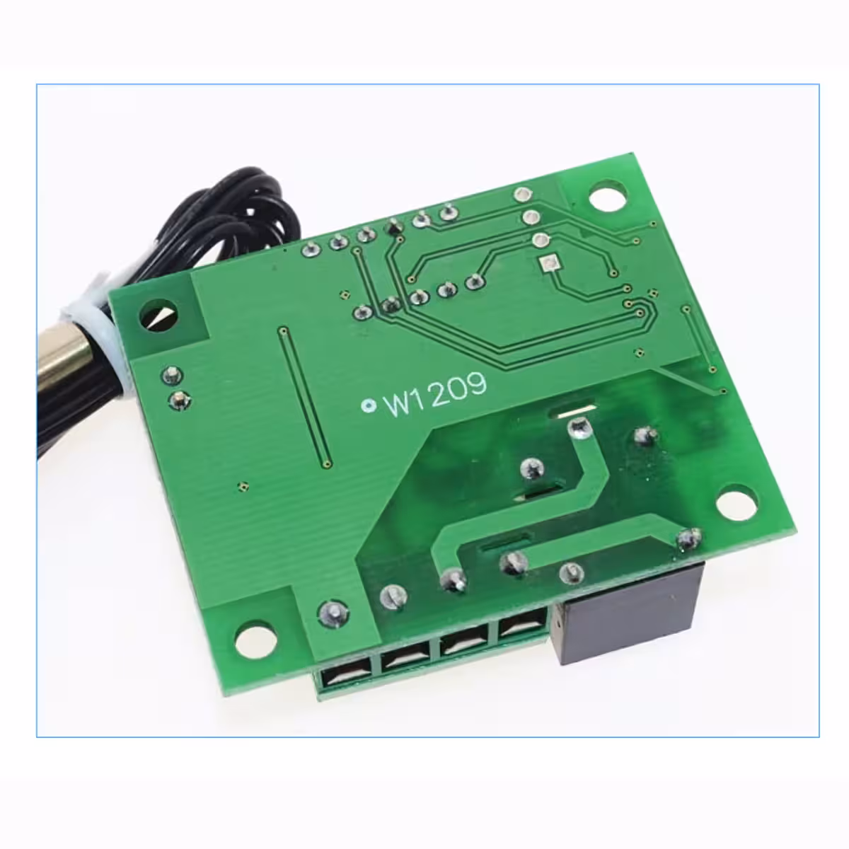 Obrázok zadnej strany dosky termostatu s konektormi