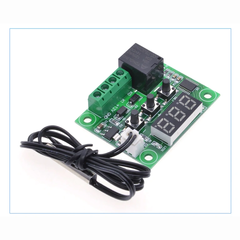 Predný panel digitálneho termostatu LED displej a ovládacie tlačidlá teploty