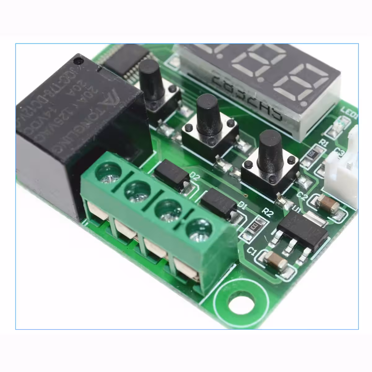 Elektronický kontrolér s relé pre vykurovacie alebo chladacie aplikácie