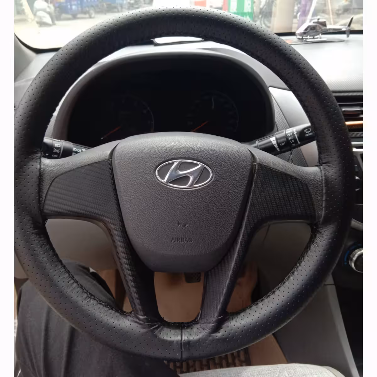 Čierny kožený poťah s protišmykovou textúrou pre pohodlné riadenie