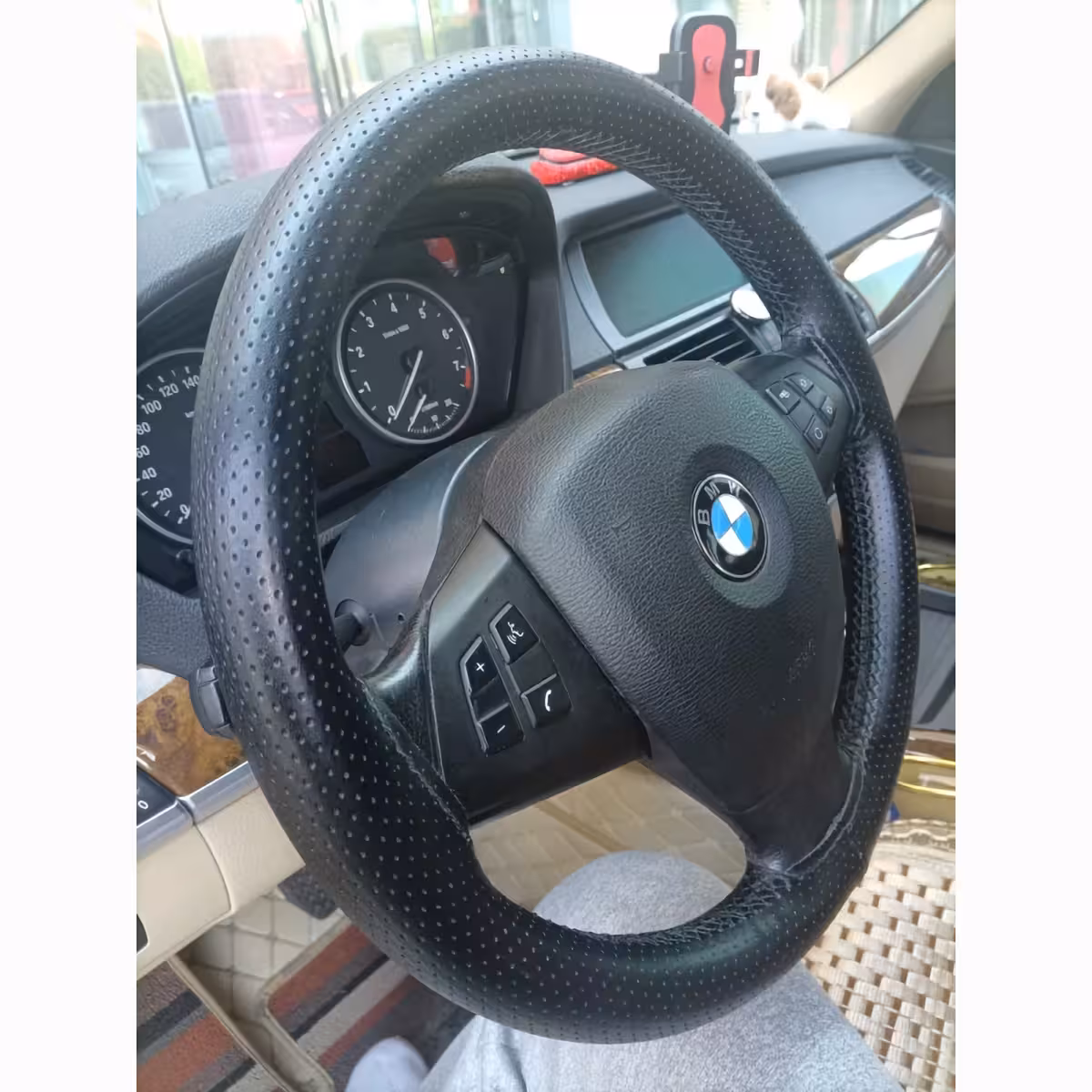 Poťah volantu s jednoduchou montážou ručným šitím