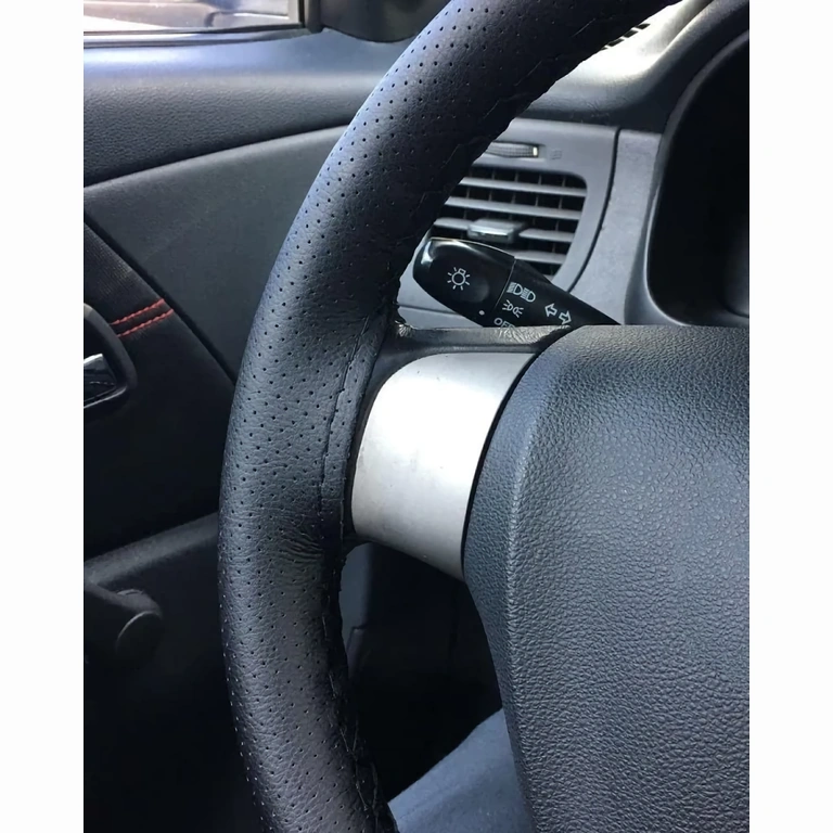 Prémiový perforovaný poťah volantu so šnúrkou Prémiový poťah volantu, perforovaná koža, športový dizajn