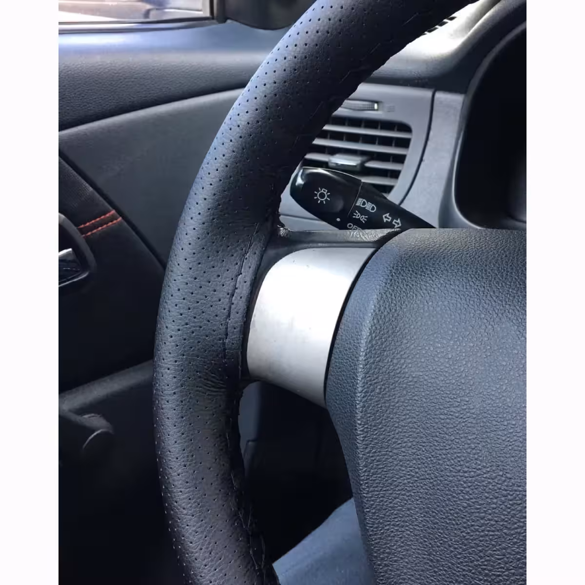 Prémiový poťah volantu, perforovaná koža, športový dizajn