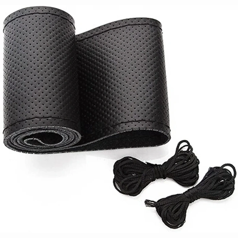 Čierny šitý poťah volantu – vysoká kvalita Čierny kožený poťah volantu ručne šitý, elegantný vzhľad