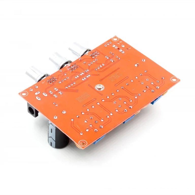 Obrázok zadnej strany audio modulu XH-M139, vrátane konektorov a trás