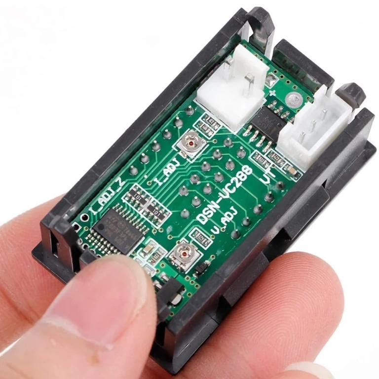 Panelový displej pre napätie a prúd v jednosmernom prúde