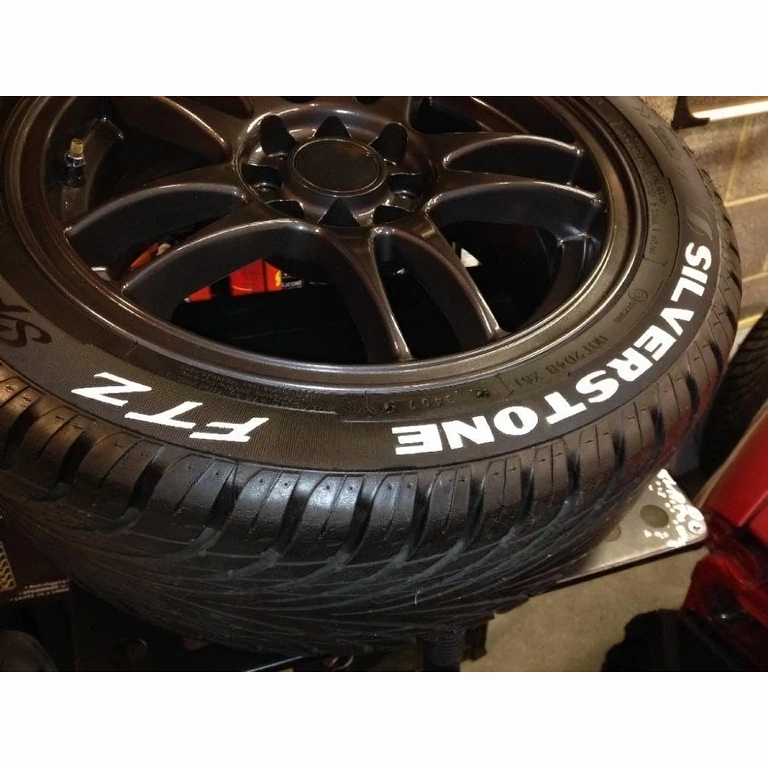 Permanentný biely marker s rýchlym schnutím pre jasné písanie