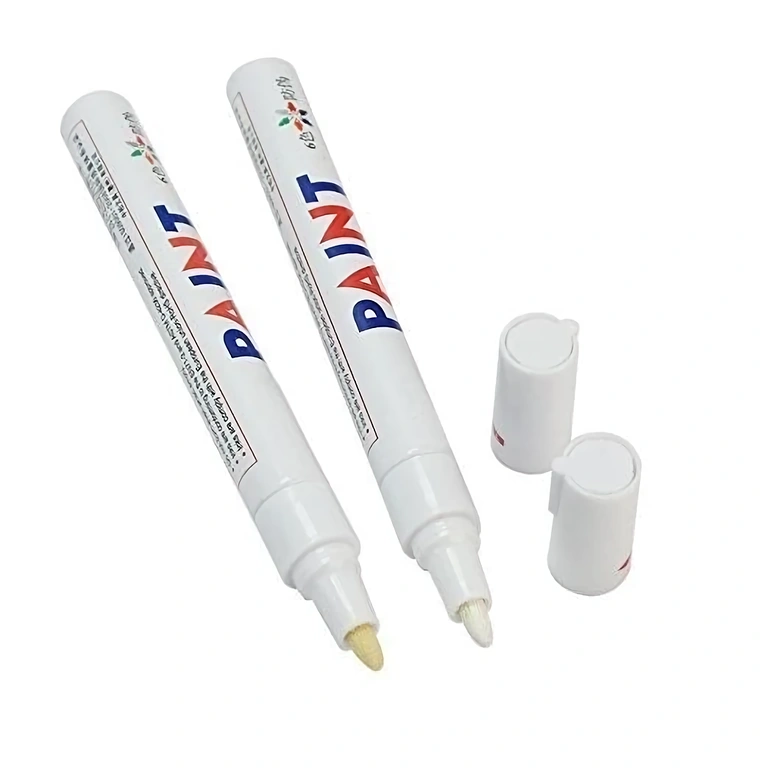 Ideálny biely marker na pneumatiky áut alebo bicyklov