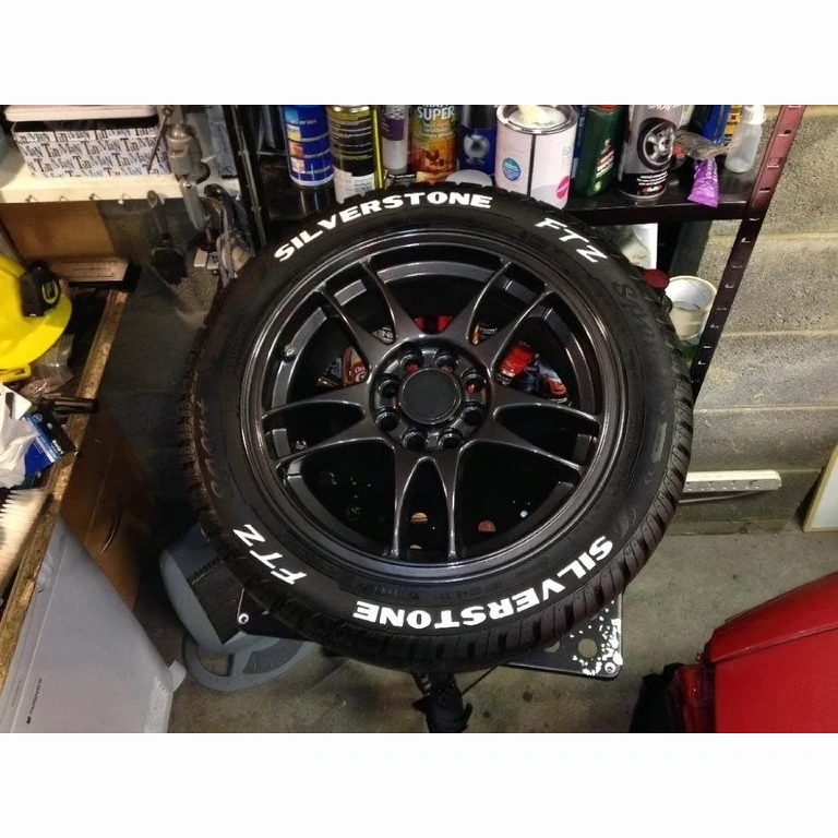 Odolný biely marker na bočnicu pneumatiky