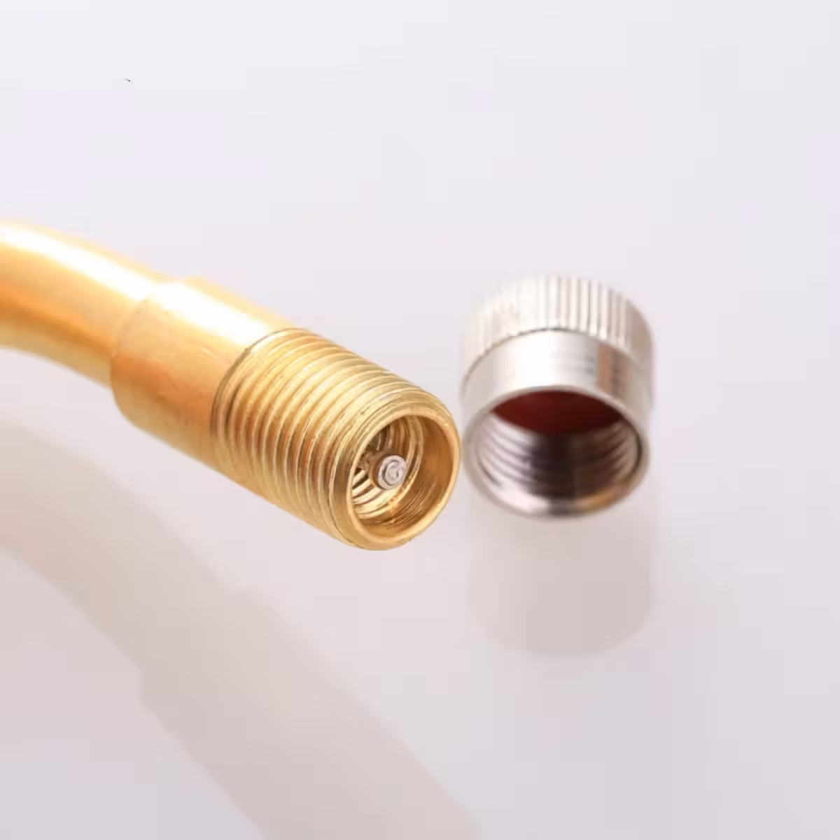 Robustný predlžovací ventil pre pneumatiky áut alebo nákladných vozidiel