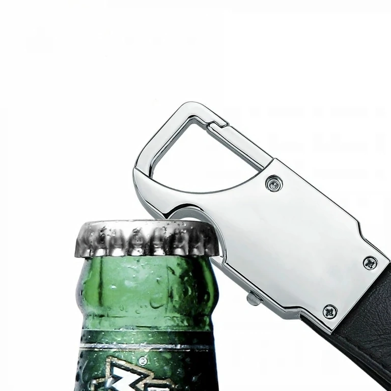 Kožený prívesok s otváračom fliaš Čierny kožený prívesok s integrovaným otváračom na fľaše