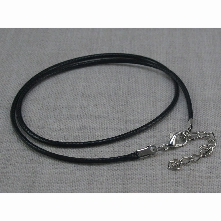 Prívesok s ružovým krištáľom a koženou šnúrkou – jemná ochranná energia