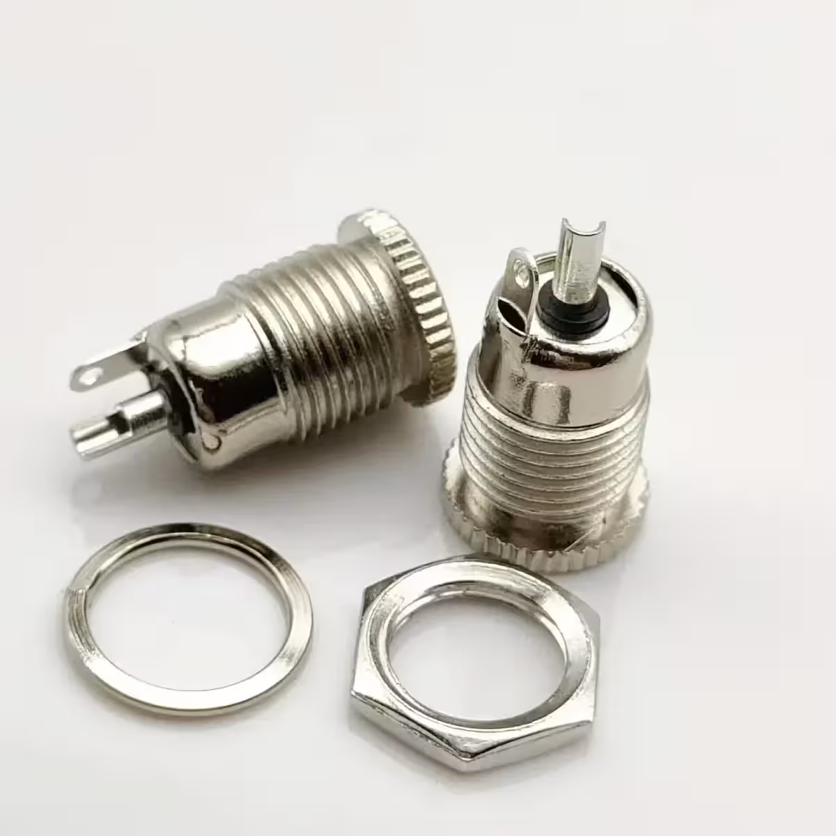 Výkonná nabíjačka pre DIY projekty a domáce elektronické zariadenia