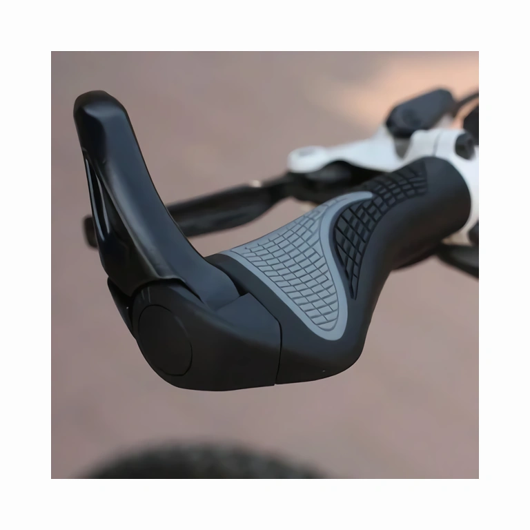 Čierne gripy na bicykel s gumovým uchytením Jednoduché a efektívne gripy pre mestské alebo horské bicykle