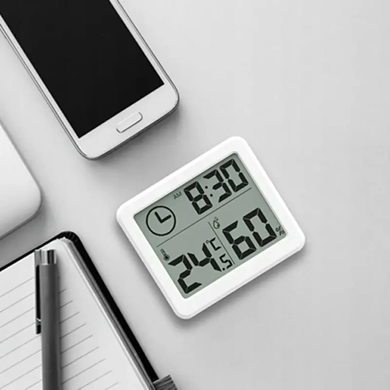 Zariadenie na klimatickú kontrolu v miestnosti s LCD displejom a moderným dizajnom