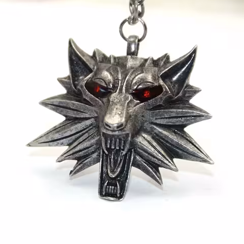 Prívesok The Witcher Wild Hunt – strieborný patinovaný prívesok s čiernymi alebo červenými očami