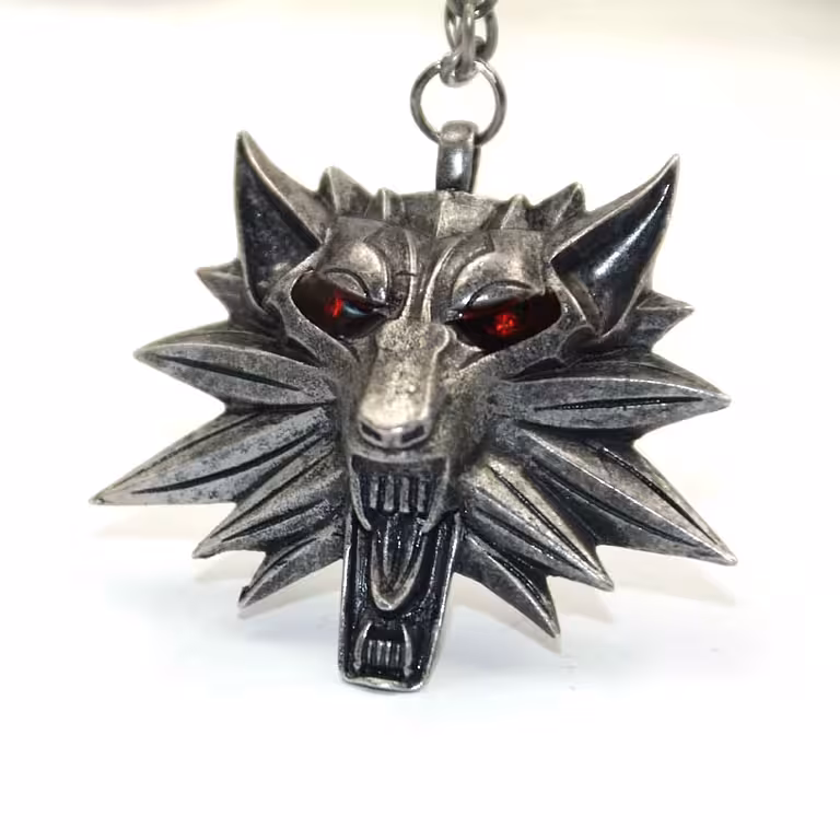 Prívesok The Witcher Wild Hunt – strieborný patinovaný prívesok s čiernymi alebo červenými očami