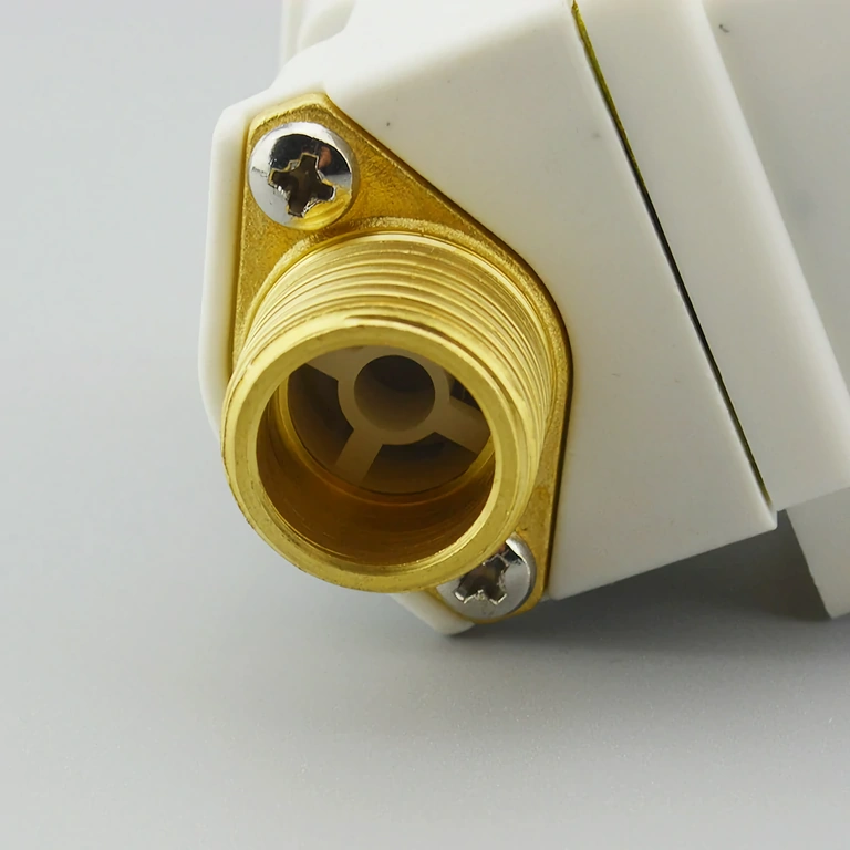 Normálne zatvorený ventil pre vodu 12V s prípojkou ½ palca, ideálny pre solárne systémy