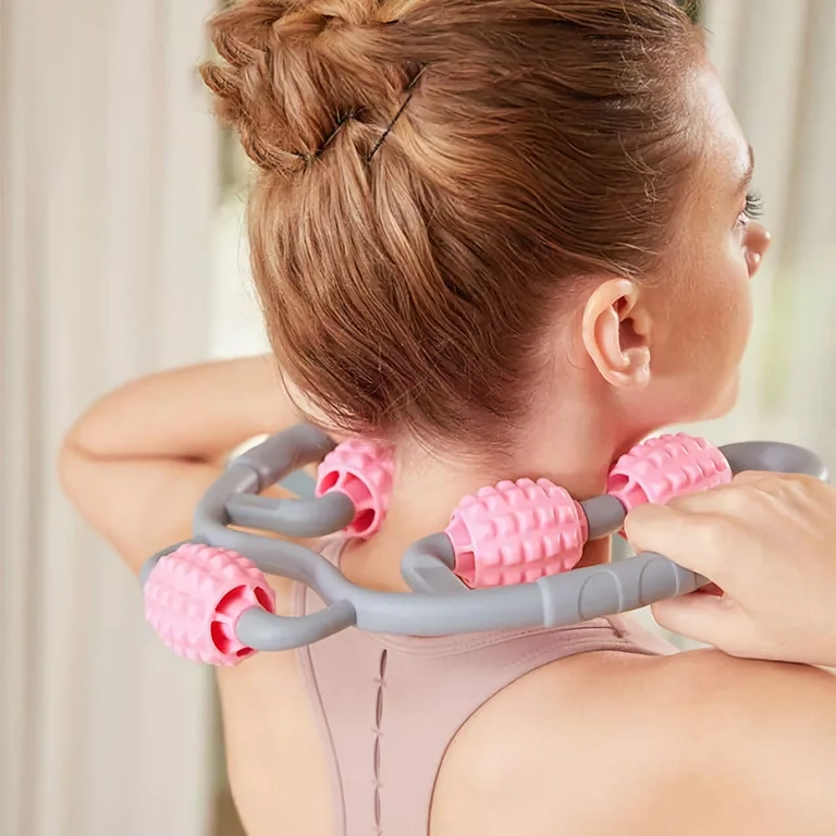 Ručný anticelulitídny prístroj so silikónovými valčekmi pre masáž tela