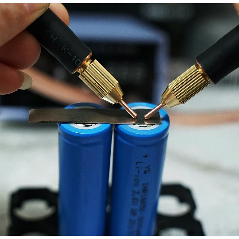 Zváracie zariadenie 800A pre Li-Ion a Ni-CD batérie