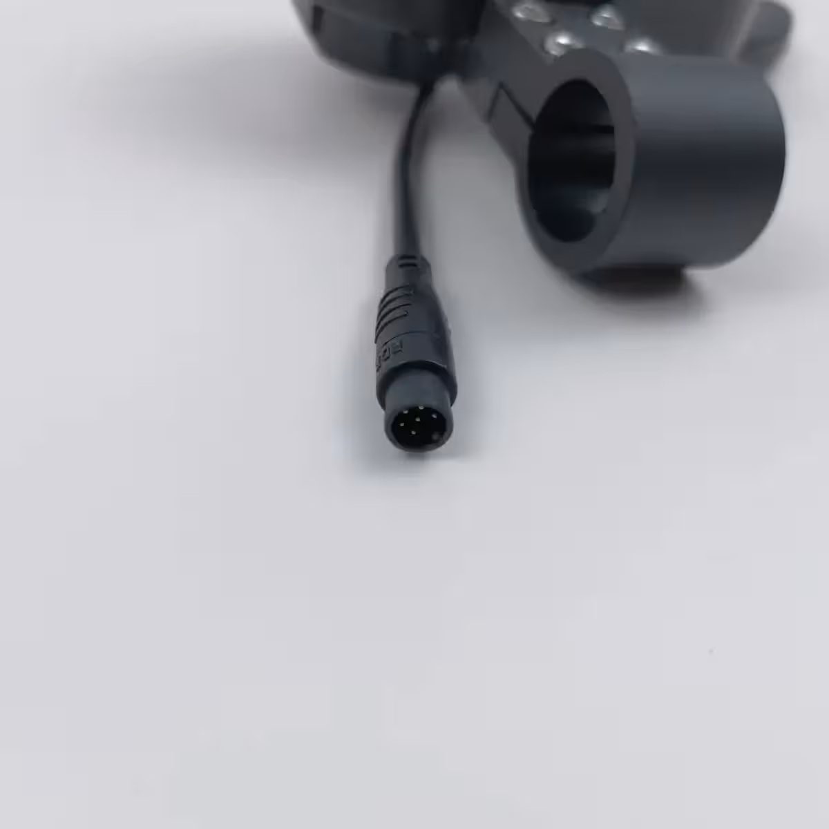 Displej s regulátorom a komunikačným káblom pre kolobežky