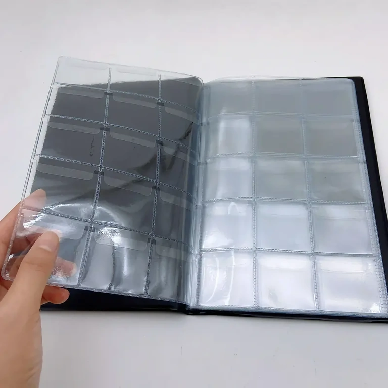 Album s mriežkami a klapkami na bezpečné upevnenie mincí