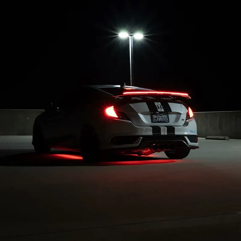 Spojler s LED svetlom pre auto brzdové svetlo montované na kufor