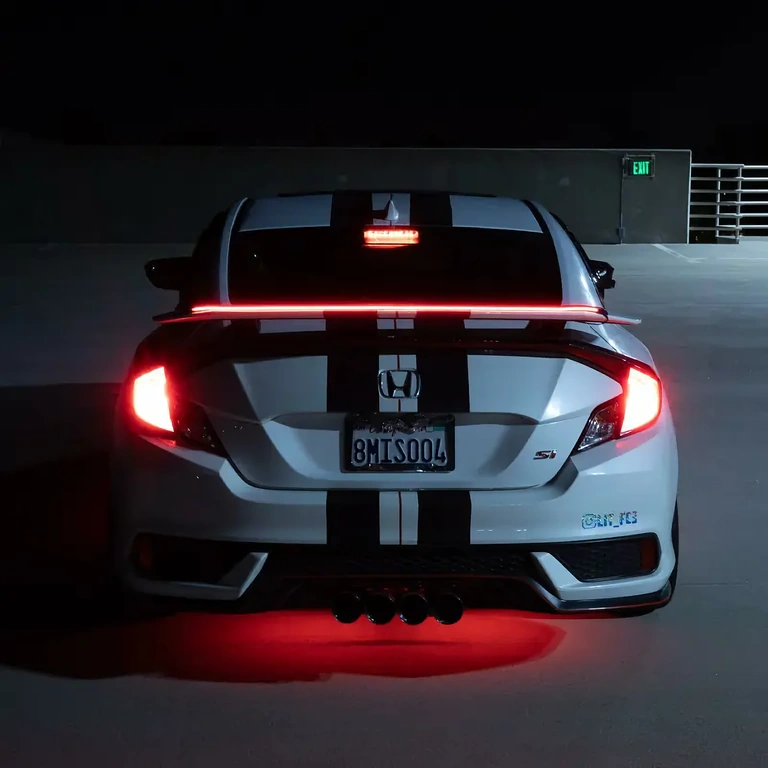 Spojler na kufor s LED páskou a integrovaným brzdovým svetlom