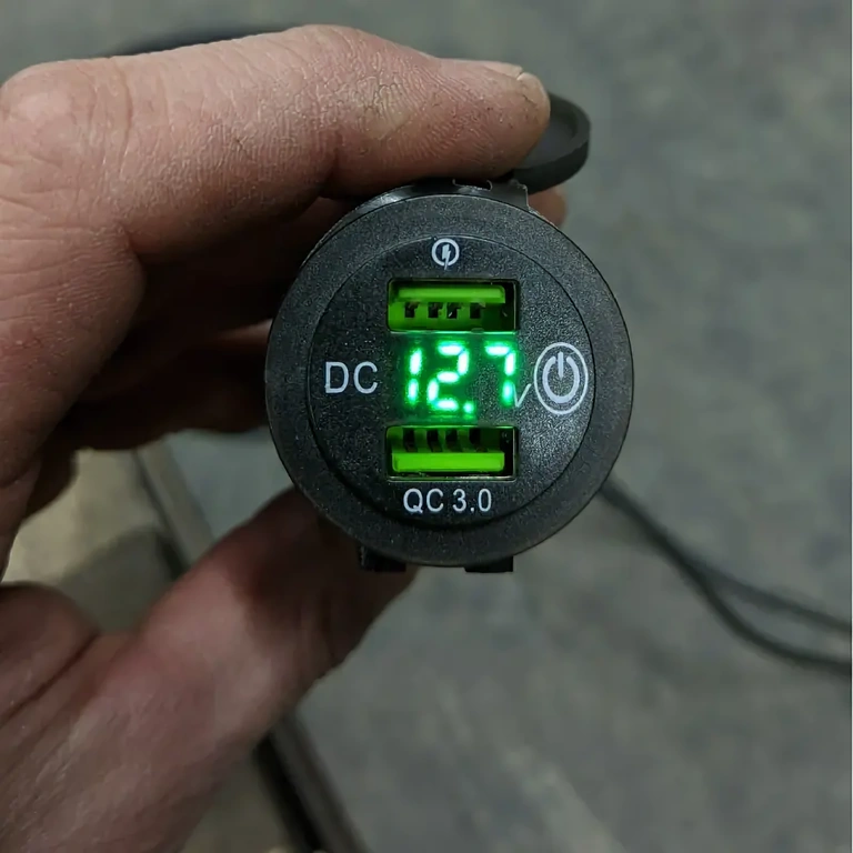 USB nabíjačka s dvomi portami pre riadidlá motocykla a bicykla