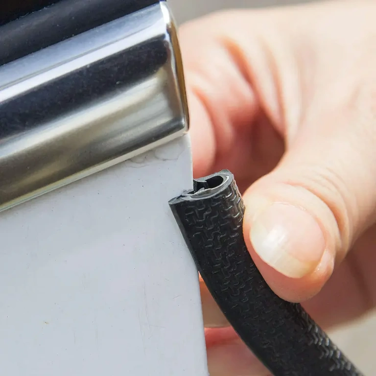 Flexibilná ochranná páska na hranu dverí auta